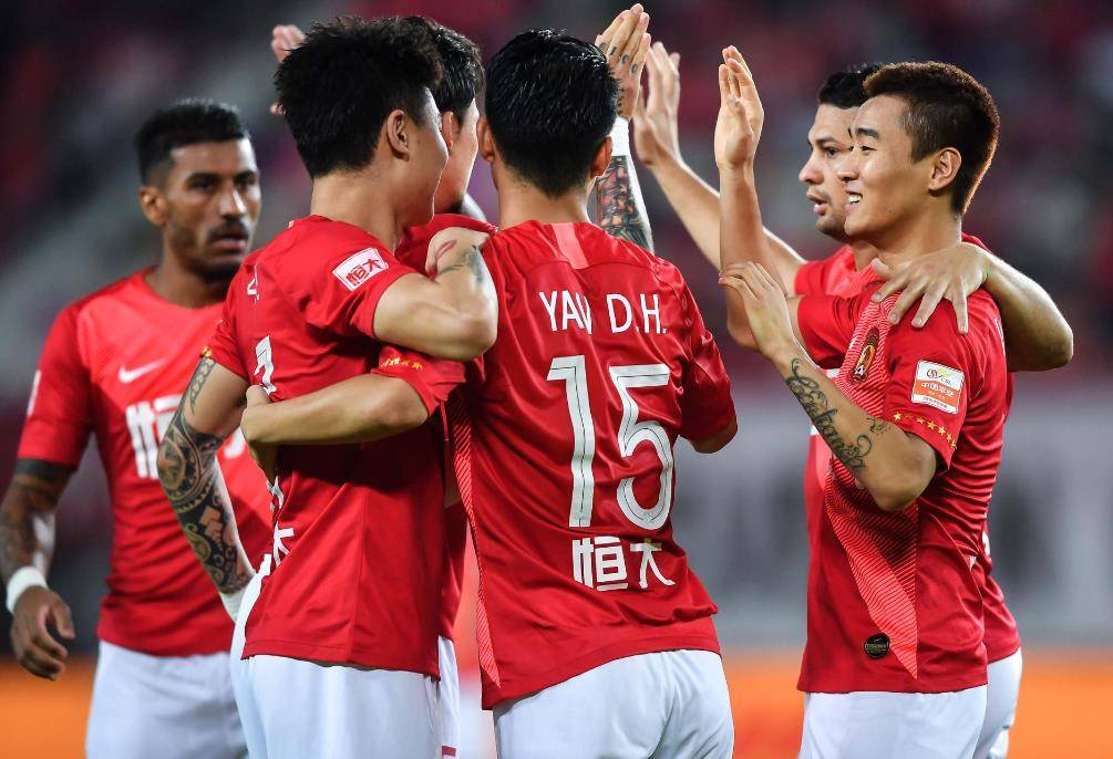 足坛焦点：恒大备战强敌申花，盼取三分