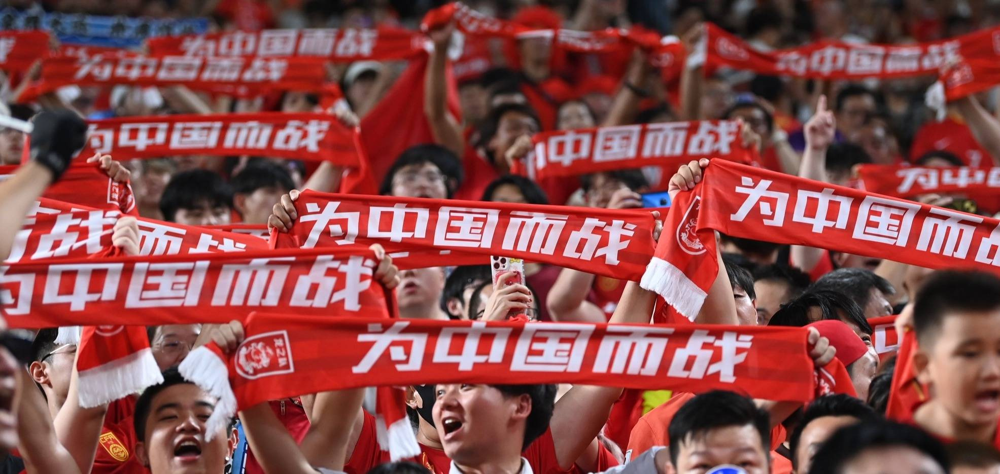 运动员们战斗在赛场，以实力和毅力征服观众