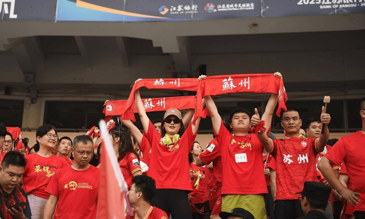 赛场焦点轮番上演，球迷热情高涨