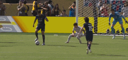 战火再起，球员们在场上全力投入，决战赛场