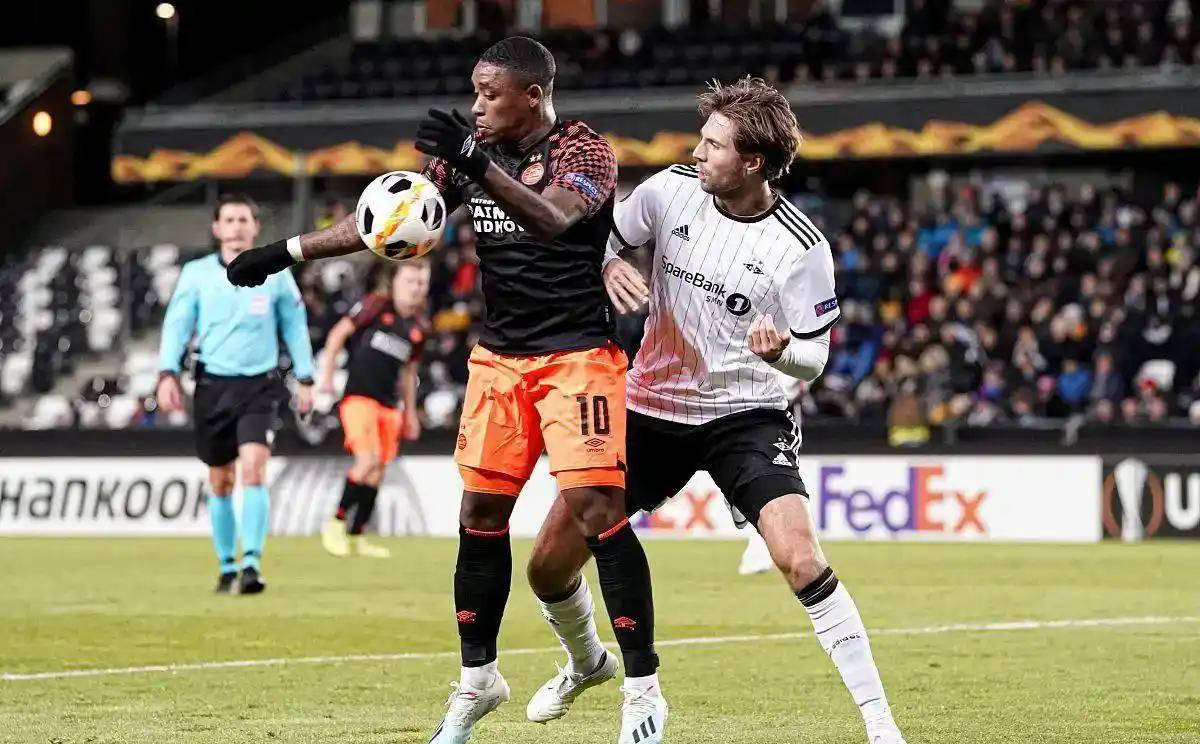 芬兰足球联赛主场球队迎战强敌