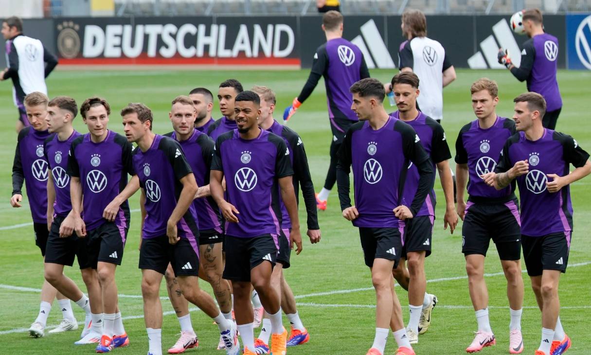 德国足球比赛精彩纷呈，球员拼搏不懈