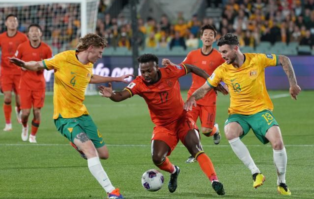 不来梅球员奋力拼抢，赢下一场胜利的简单介绍