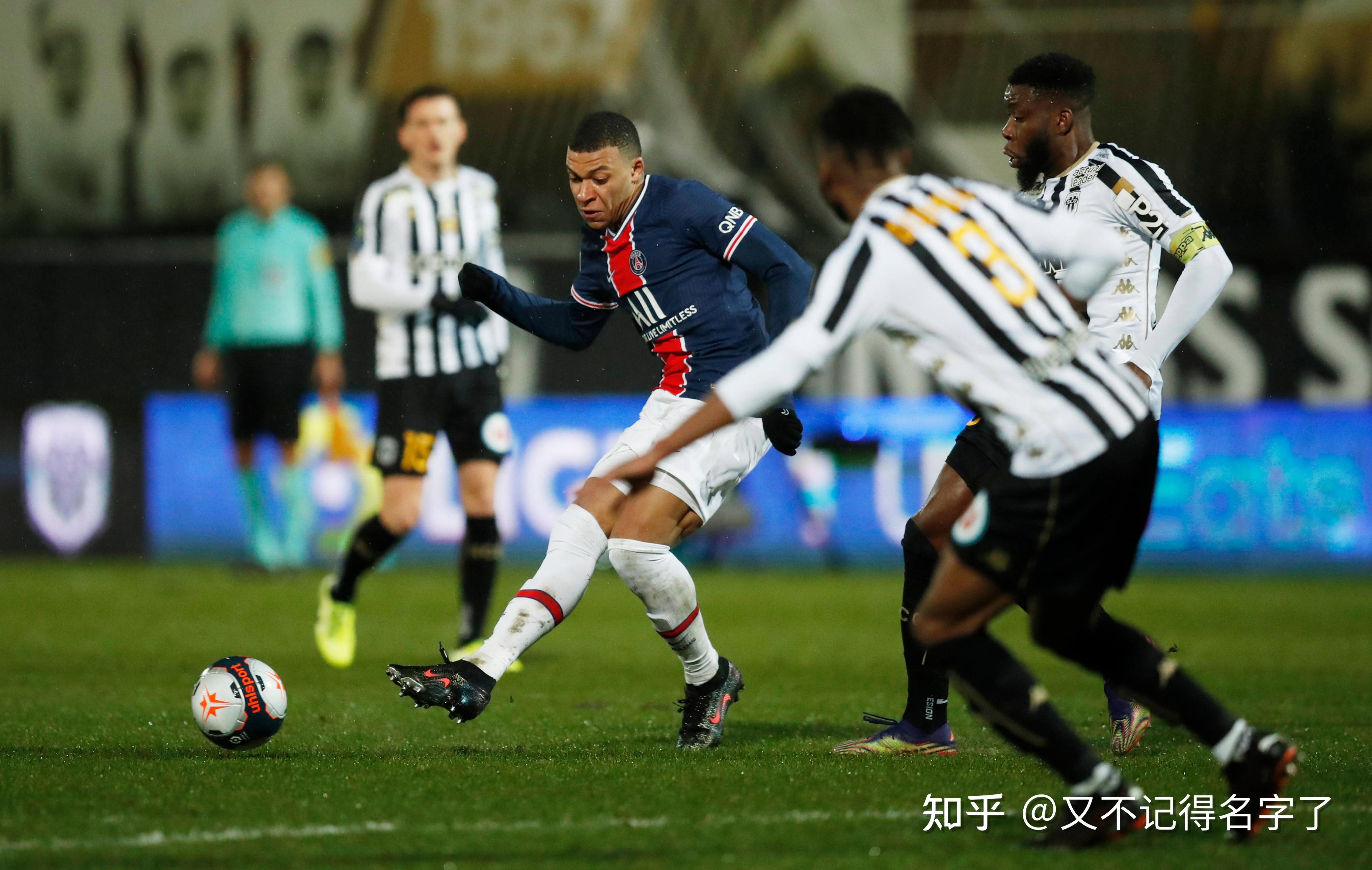 巴黎圣日耳曼2-1击败曼联，提前锁定小组第一！